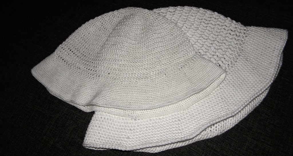 białe kapelusze