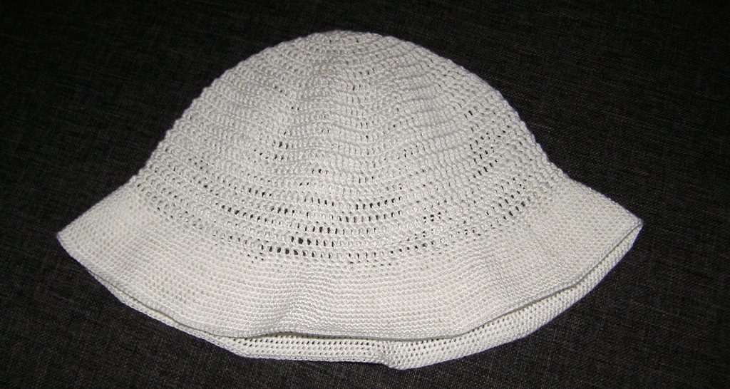 mały biały kapelusz